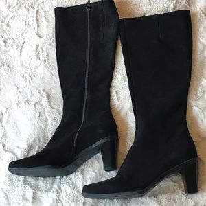 La Canadienne size 7, waterproof suede heeled boots.